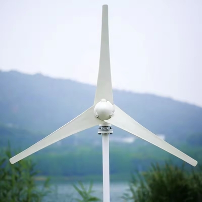 Sistema de energia solar eólica acessível de 5 kW com inversor de onda senoide puro e baixa frequência